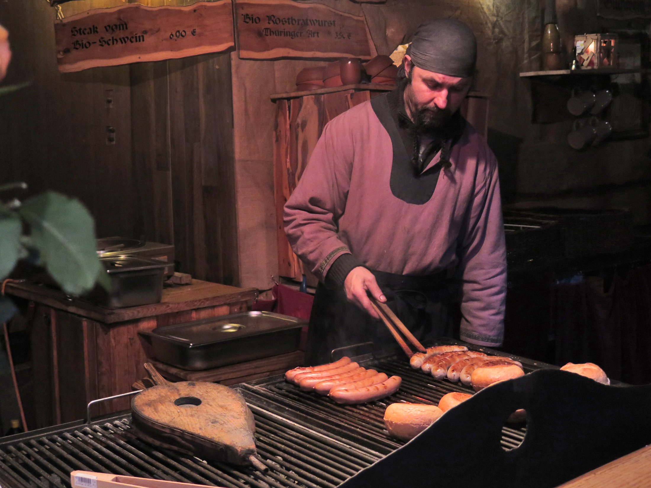 3018-essingen-medieval-grilling-meat